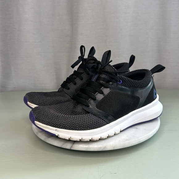 REEBOK ATHLETIC SHOES SIZE(6) - Picture 3 of 7